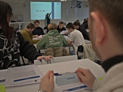 Howest students participate in the Office Game guided by Evolynx.