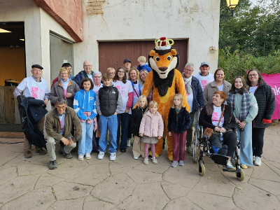 Family and friends of Evolynx pose with the Bellewaerde lion during Think Pink’s Race for the Cure.